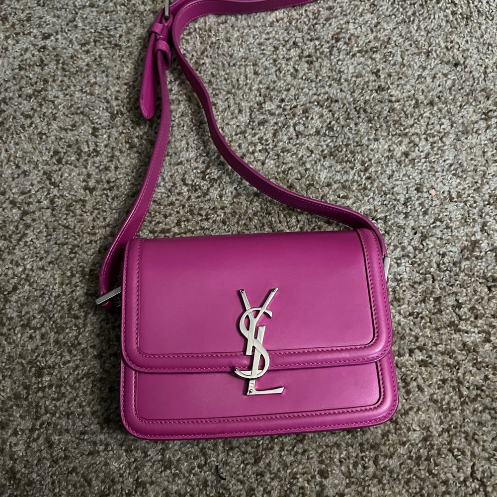 Yves Saint Laurent Fuchsia Crossbody Bag “Authentic”
Excellent condition